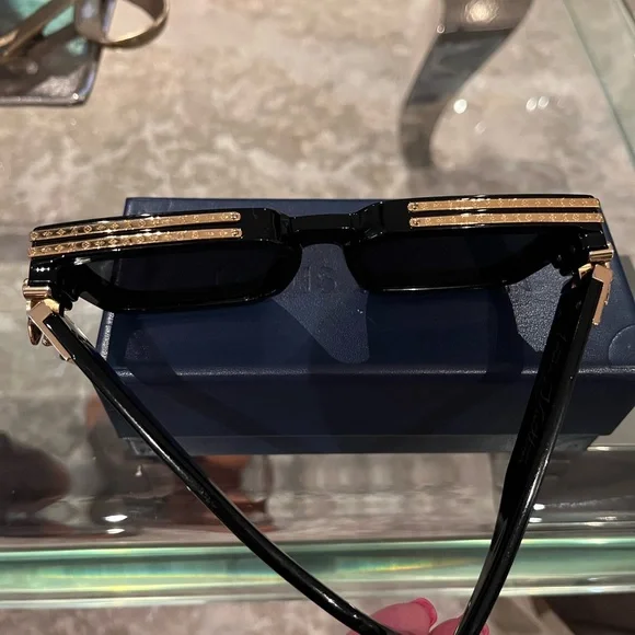 Louis Vuitton Black Sunglasses with Gold Details - Picture 5 of 11